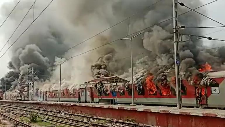 Agnipath protests LIVE: Mob enters UP, Bihar rly stations; hurls stones,  set ablaze train coaches - India Today