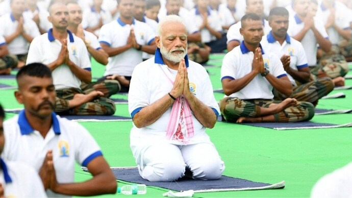International Yoga Day Live Updates: PM Modi leads Yoga Day celebrations with 3 lakh people in Visakhapatnam - India Today
