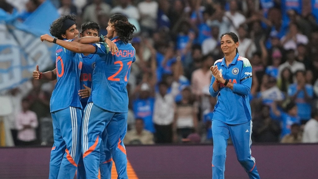 IND vs SA Live: Wolvaardt keeps Proteas in hunt