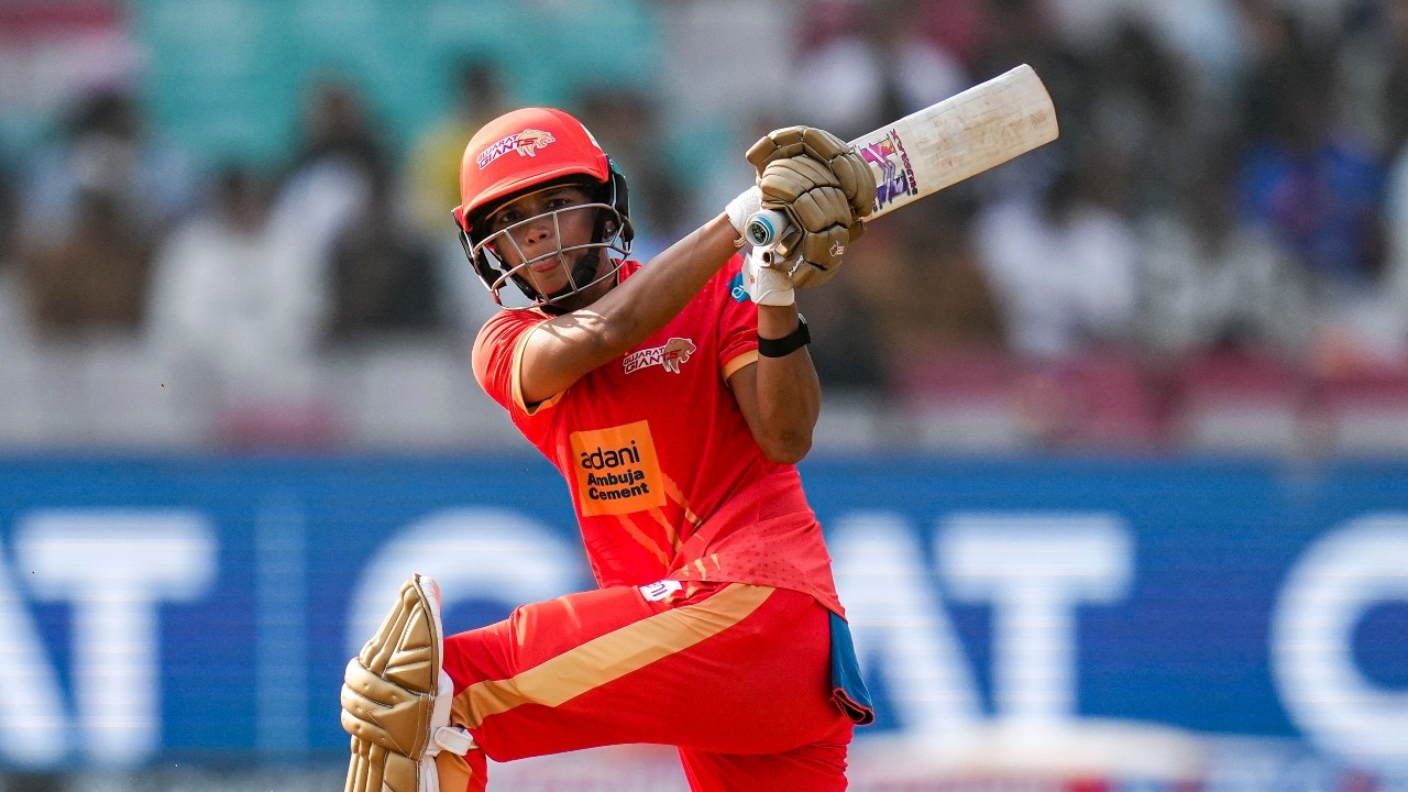 RCB vs GG Live Score, WPL 2026: Gujarat opt to field, Anushka makes return