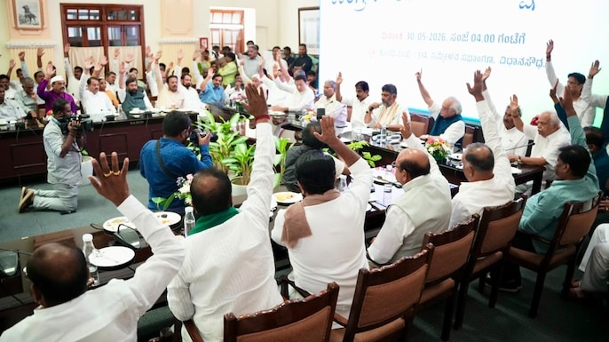 D K Shivakumar elected Cong Legislature Party leader, set to be new Karnataka CM 2 OrangeNews9 Karnataka CM News Live: Congress won't let Siddaramaiah rest, his services still needed, says K C Venugopal - India Today