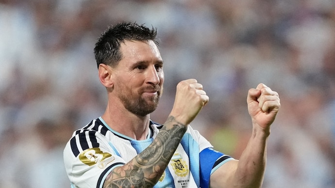 梅西(Lionel Messi)攻入兩球帶領衛冕軍以2比0獲勝