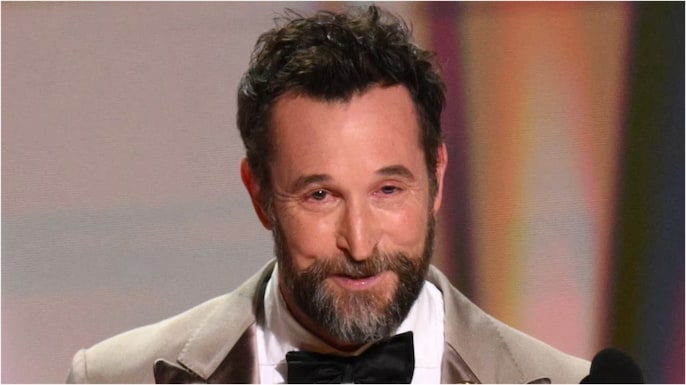 Noah Wyle accepts the Outstanding Lead Actor in a Drama Series Award for The Pitt (Photo: AFP)