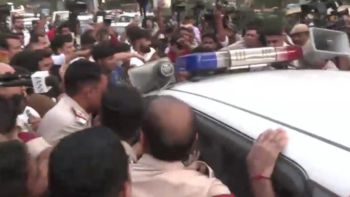 Live: Dipke taken into preventive custody, protesters try to block police vehicle