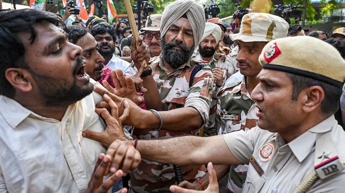 Cops detain Indian Youth Congress workers during a protest demanding the resignation of Chief Election Commissioner Gyanesh Kumar. (Photo: PTI)