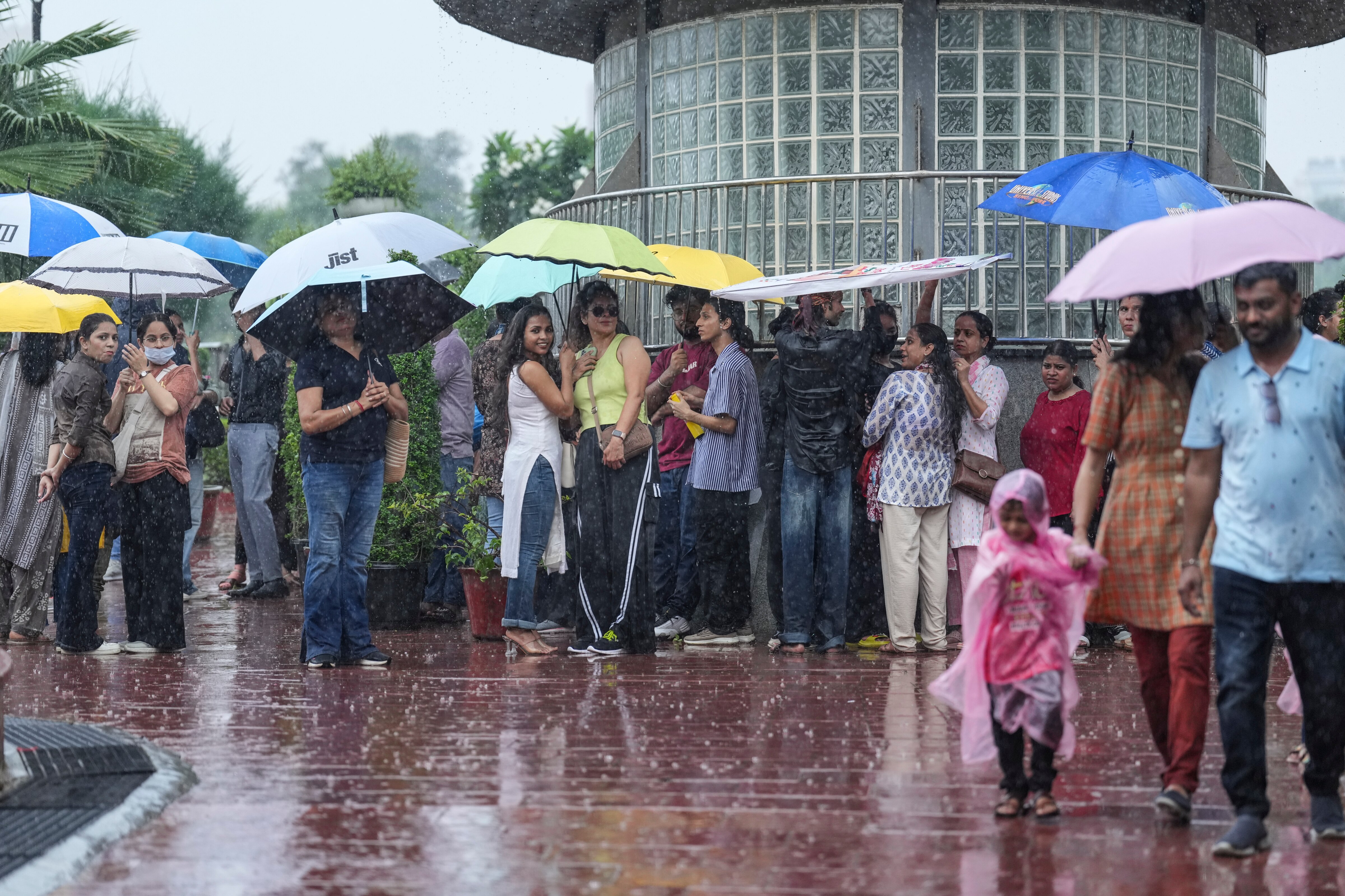 Heavy rain, thunderstorms lash Delhi-NCR, purple alert for subsequent 3 hours Heavy rain, thunderstorms lash Delhi-NCR, purple alert for subsequent 3 hours