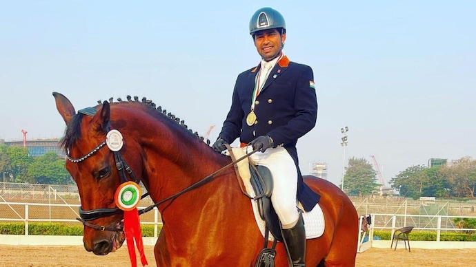 Horse online with rider