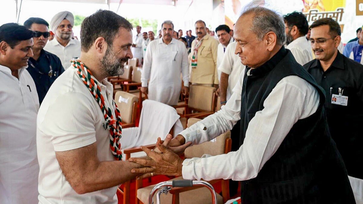 Congress leader Rahul Gandhi exchanges greetings with Rajasthan Chief Minister Ashok Gehlot; (Photo: ANI)