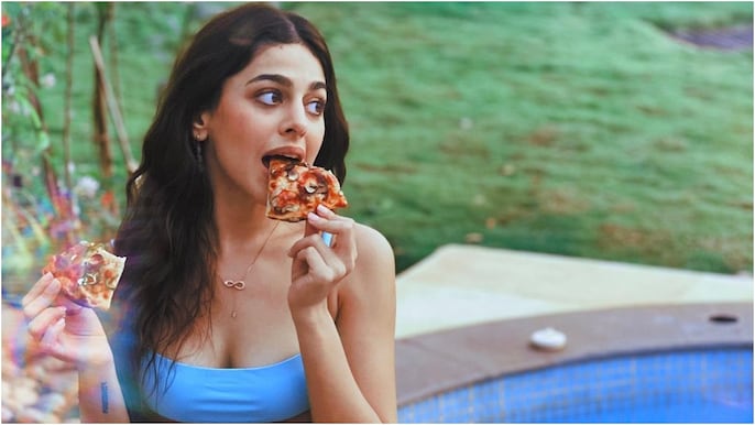 बिकिनी पहनकर अलाया ने की पिज्जा पार्टी, इंटरनेट का बढ़ाया 'पारा' - Alaya did a pizza party wearing a bikini, the 'para' of the internet increased