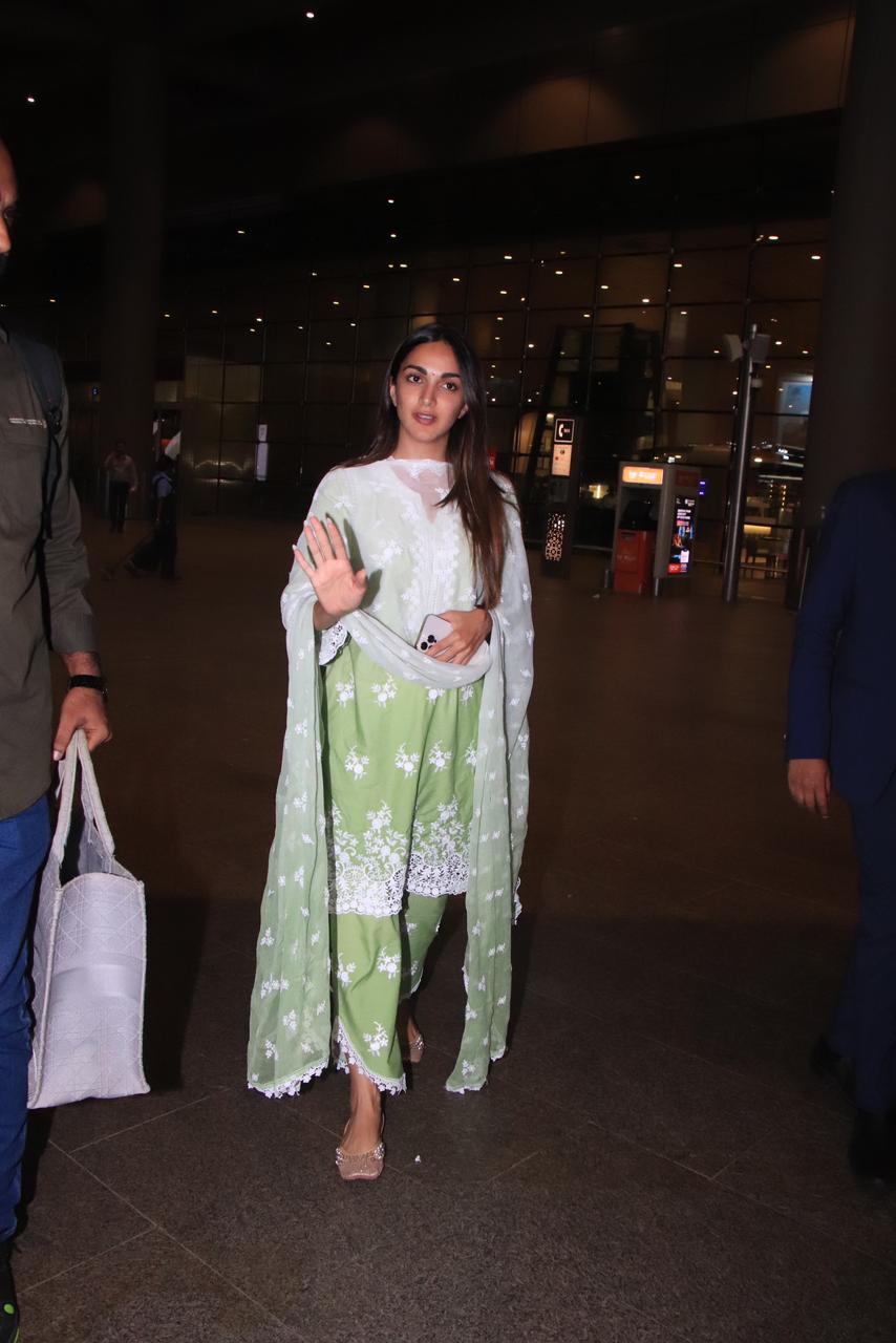 kiara_advani_airport_green_kurta_set_1.jpeg