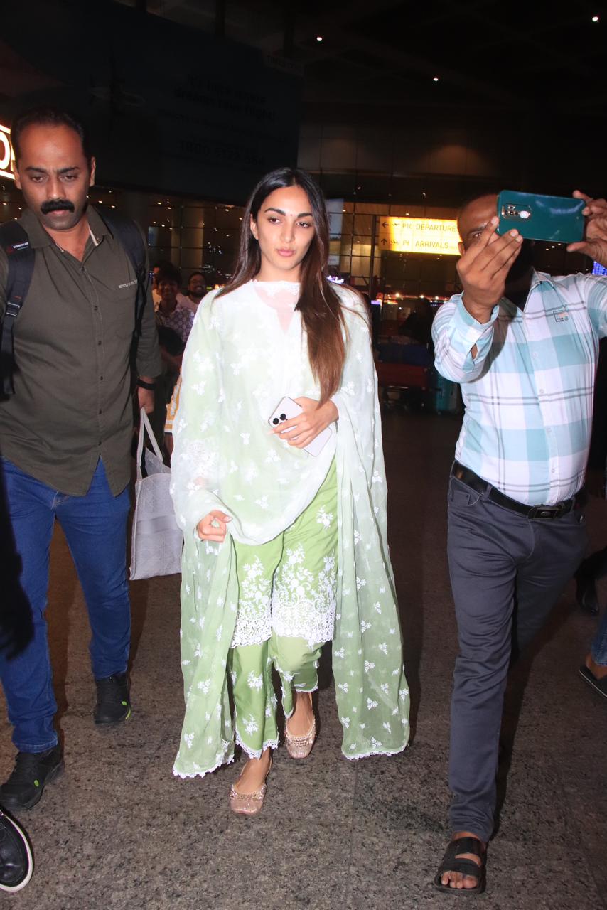 kiara_advani_airport_green_kurta_set_4.jpeg