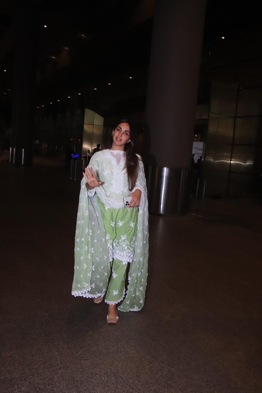 kiara_advani_airport_green_kurta_set_5.jpeg