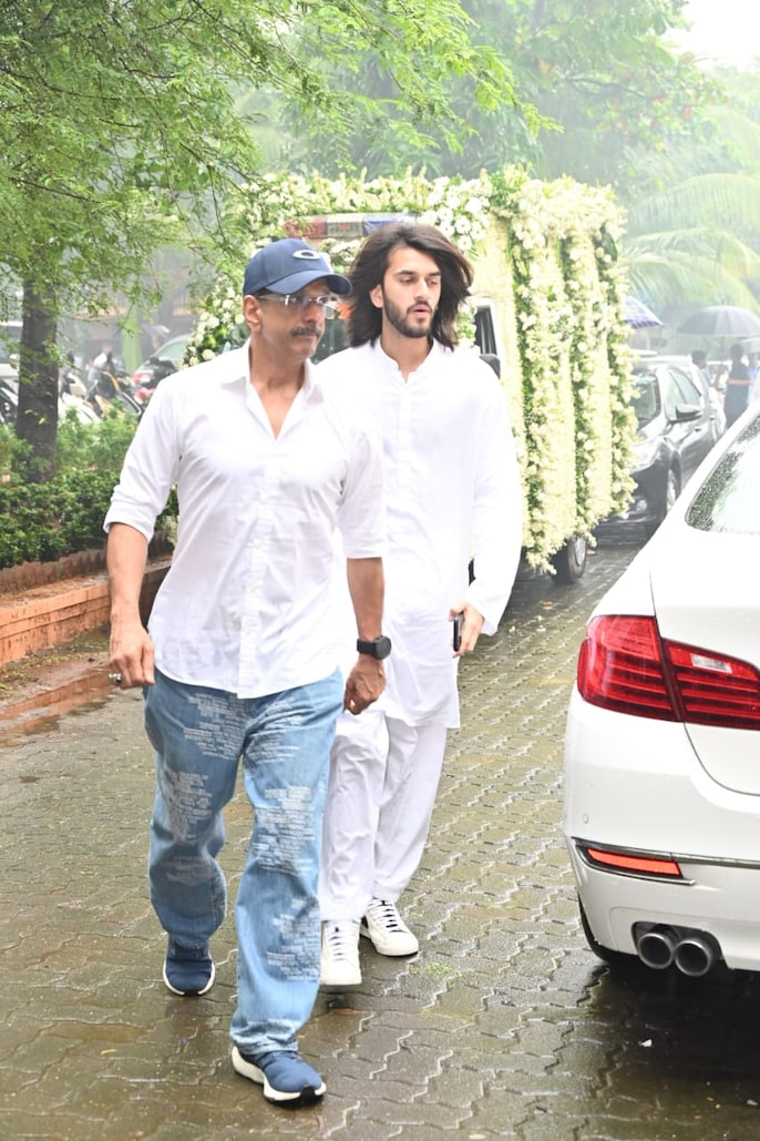 Tishaa Kumar's Last Rites: Riteish Deshmukh, Bhushan Kumar, Divya Khossla, And More Arrive To Pay Respect