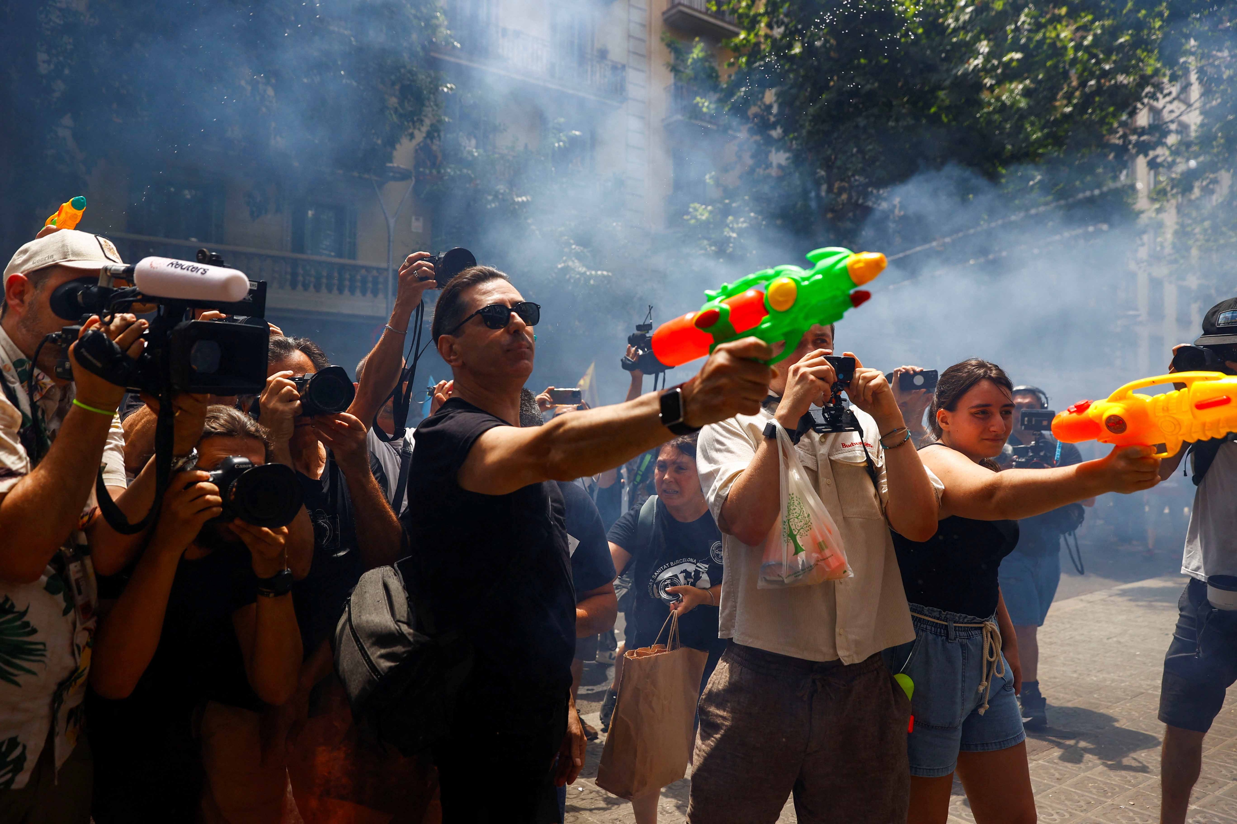 3-reuters_2025-06-15t150534z_1_lynxmpel5e07u_rtroptp_4_spain-tourism-protest.jpg