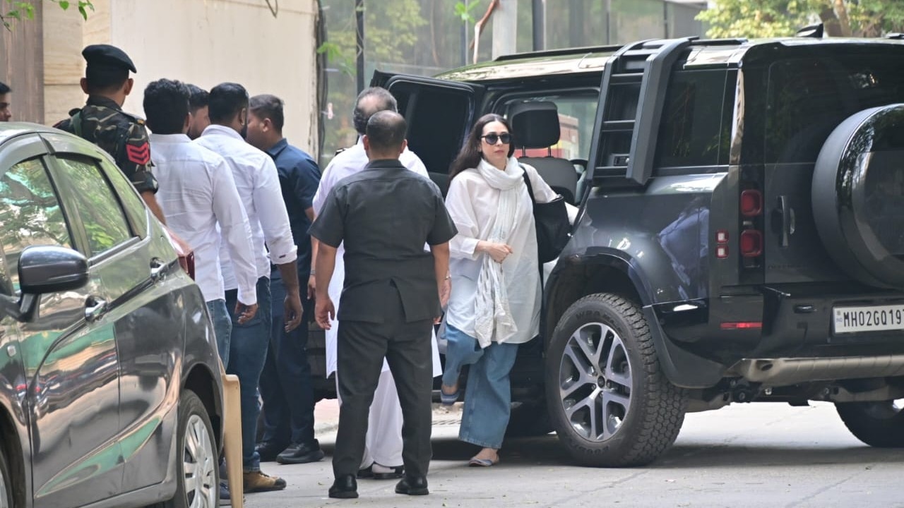 Karisma Kapoor to Ajay Devgn celebs visit Sunny Deol home to pay tribute to Dharmendra