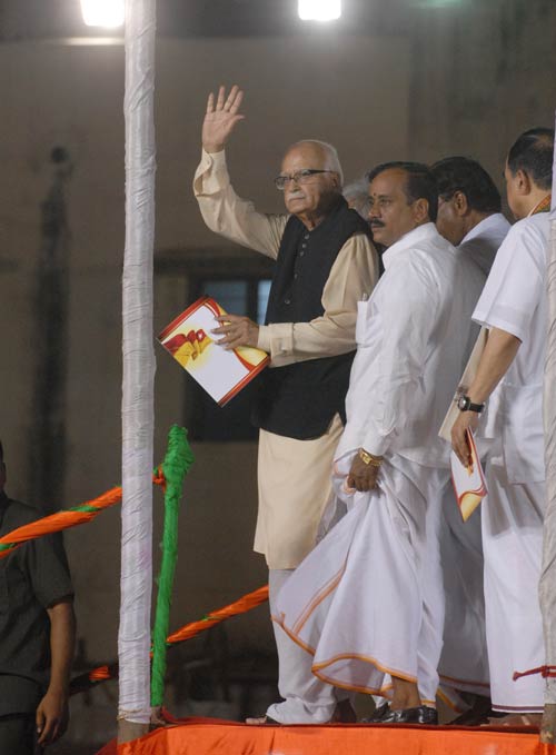 Advani campaigns for allies in Chennai