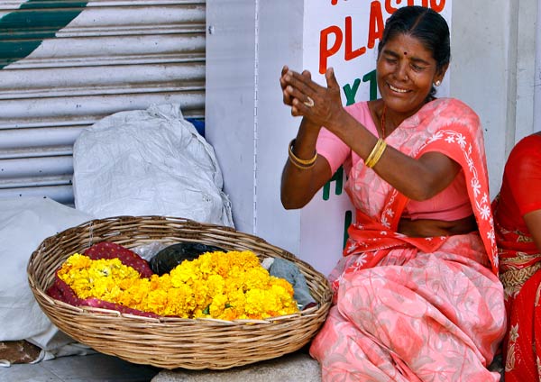 Devotees mourn Sathya Sai Baba's death