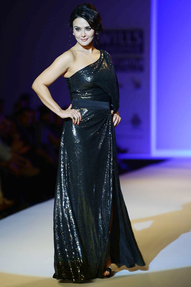 preity zinta in black dress Preity Zinta stuns in a sleek black one-shoulder gown