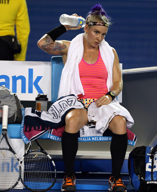 Australian oven! Ice packs, water coolers rescue tennis stars