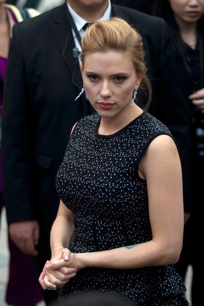 Scarlett hides baby bump cleverly at premiere of Captain America - India Today