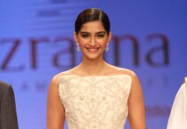 Sridevi, Sonam, Parineeti and Yami light up the ramp at IIJW 2014