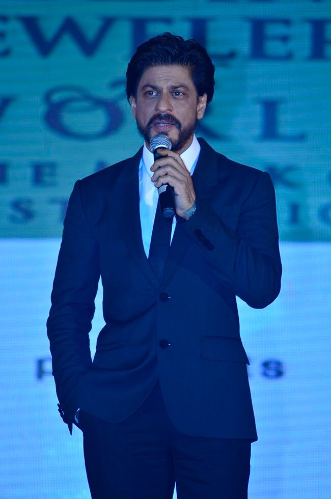 File:SRK at 61st filmfare.jpg - Wikipedia