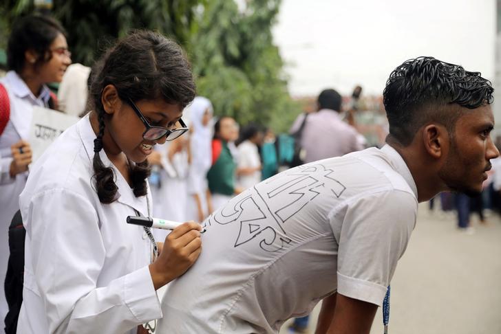 This is how Bangladeshi students are protesting for safer roads 