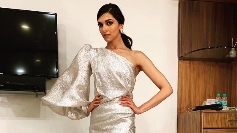 deepika padukone silver dress singapore Deepika Singh dazzles in silver shimmer, draped in sheer elegance., Telly  Talk India, Silver Saree, shimmer