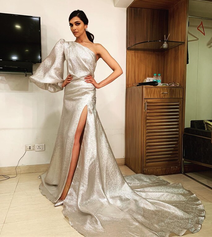 deepika padukone silver dress Deepika Padukone looks majestic in silver : r/BollywoodFashion