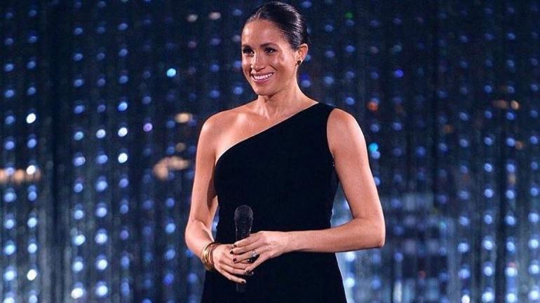 meghan markle black off shoulder dress Pregnant Meghan Markle glows in off-shoulder thigh-slit black dress. See  pics