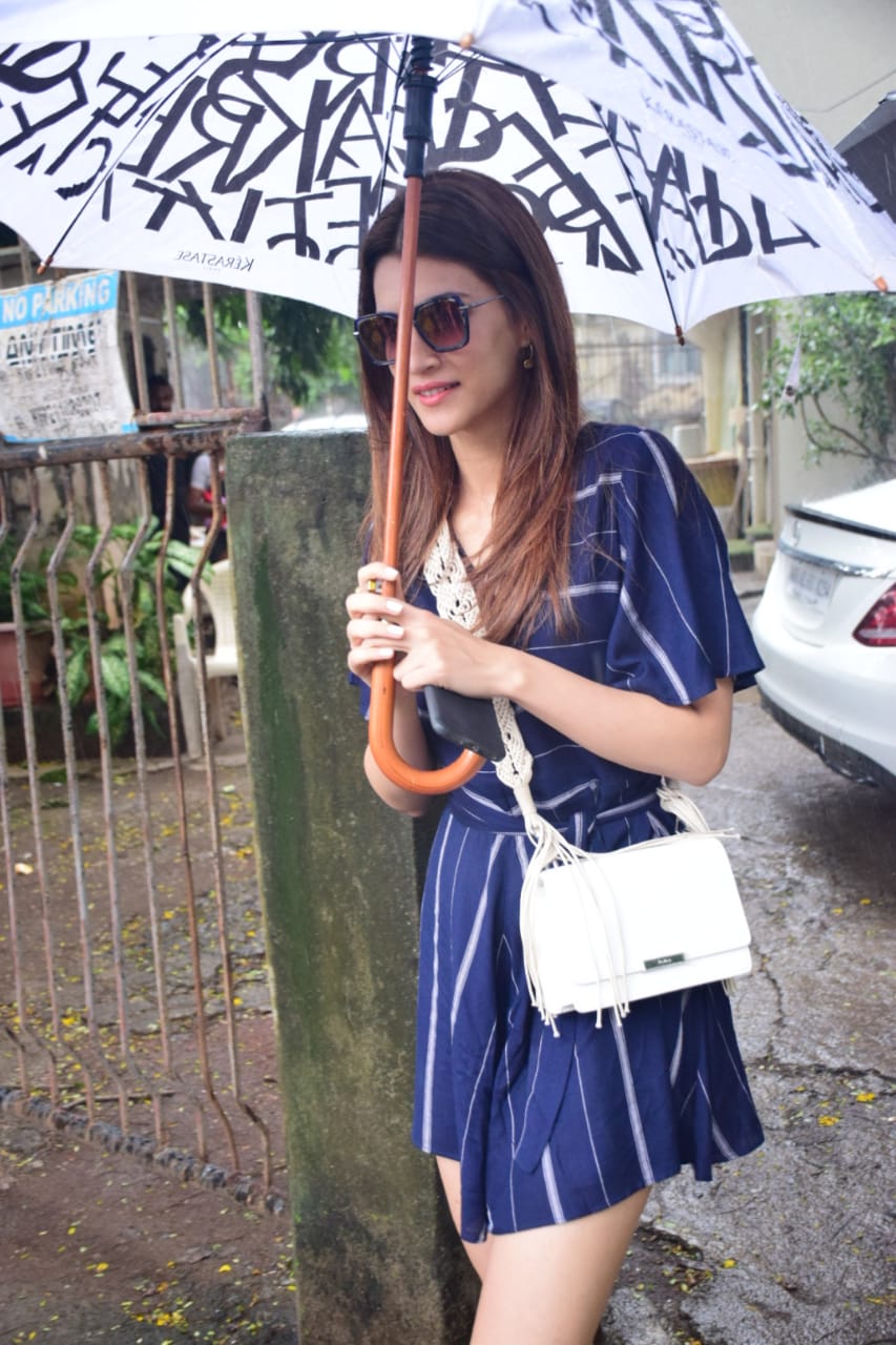 Leggy lass Kriti Sanon enjoys Mumbai monsoon in cute jumpsuit. See pics