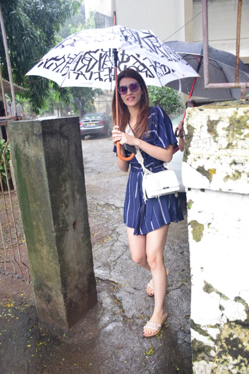 Leggy lass Kriti Sanon enjoys Mumbai monsoon in cute jumpsuit. See pics