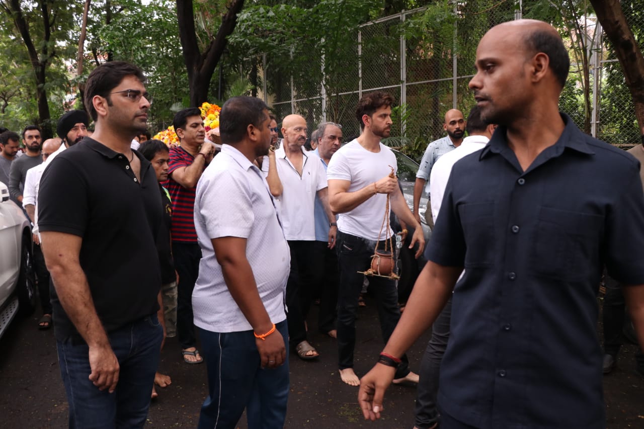 Hrithik Roshan performs last rites of his grandfather J Om Prakash