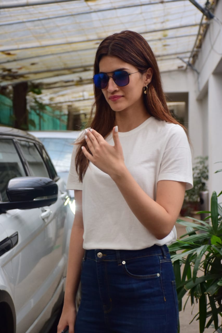 Kriti sanon in store jeans t shirt