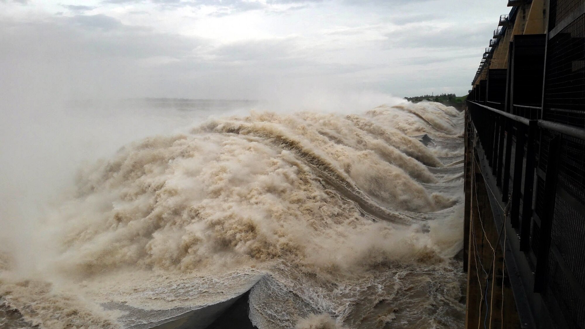 Flood situation in Karnataka and Maharashtra continues to be grim