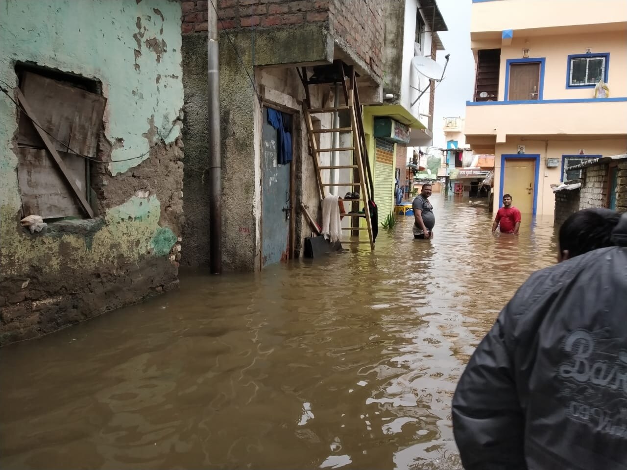 Flood situation in Karnataka and Maharashtra continues to be grim