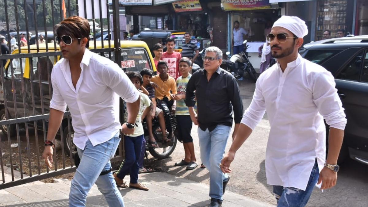 Karanvir Bohra and Arjun Bijlani at Kushal Punjabi's funeral Karanvir Bohra and Arjun Bijlani at Kushal Punjabi's funeral