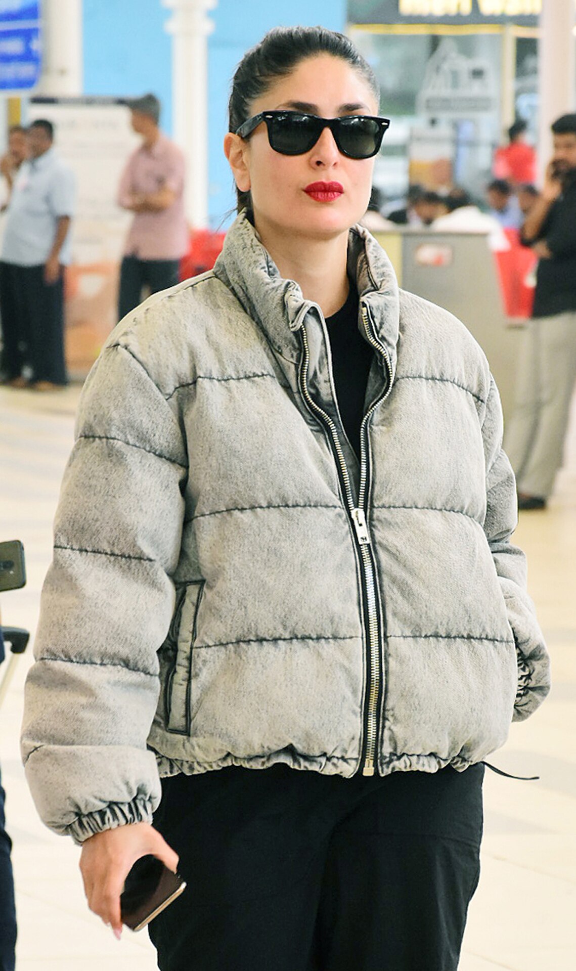 Kareena Kapoor pairs winter wear with red lipstick at airport. Proves ...