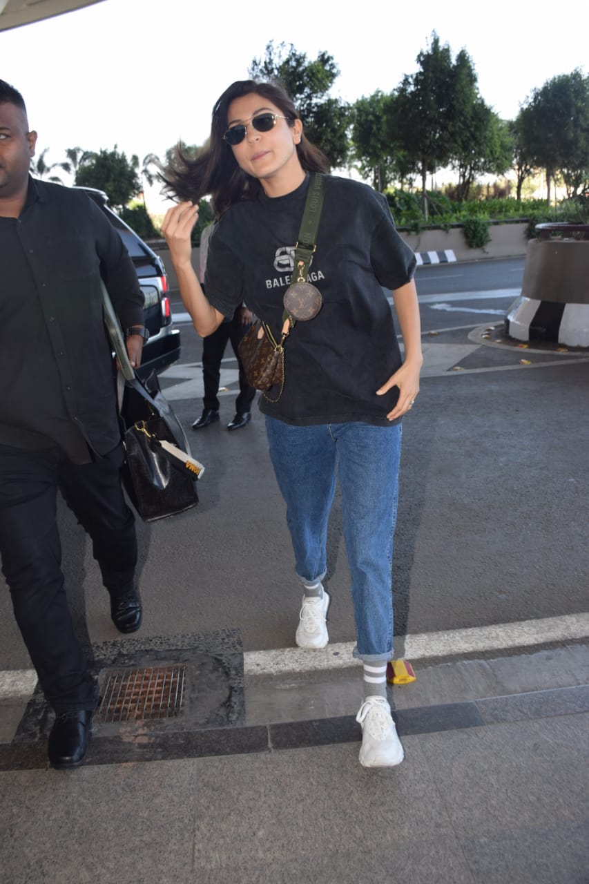 Anushka Sharma pairs Rs 1 lakh bag with high-end streetwear at airport. See  pics - India Today