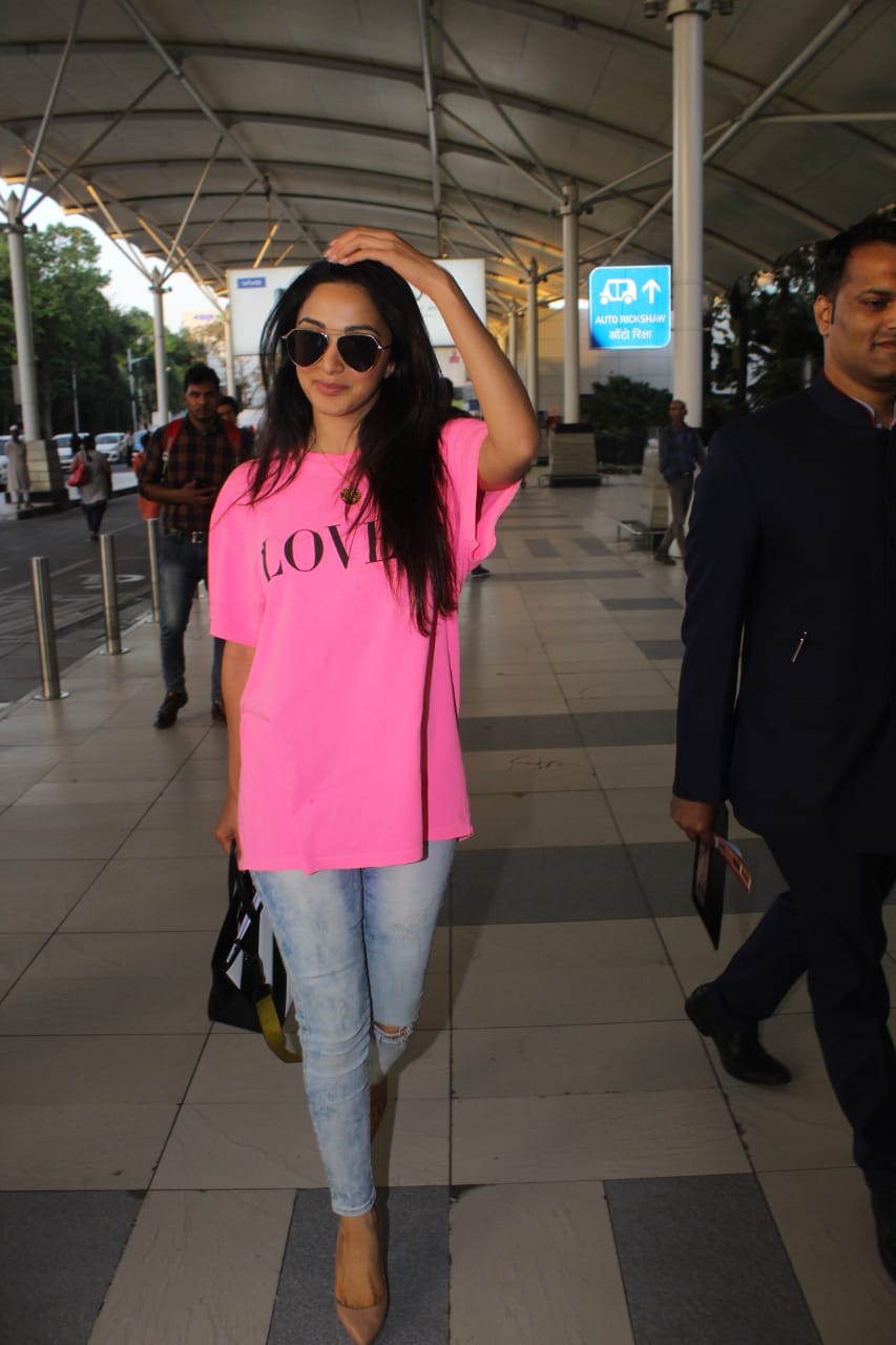 Kiara Advani pairs baggy hot pink T-shirt with distressed jeans ...