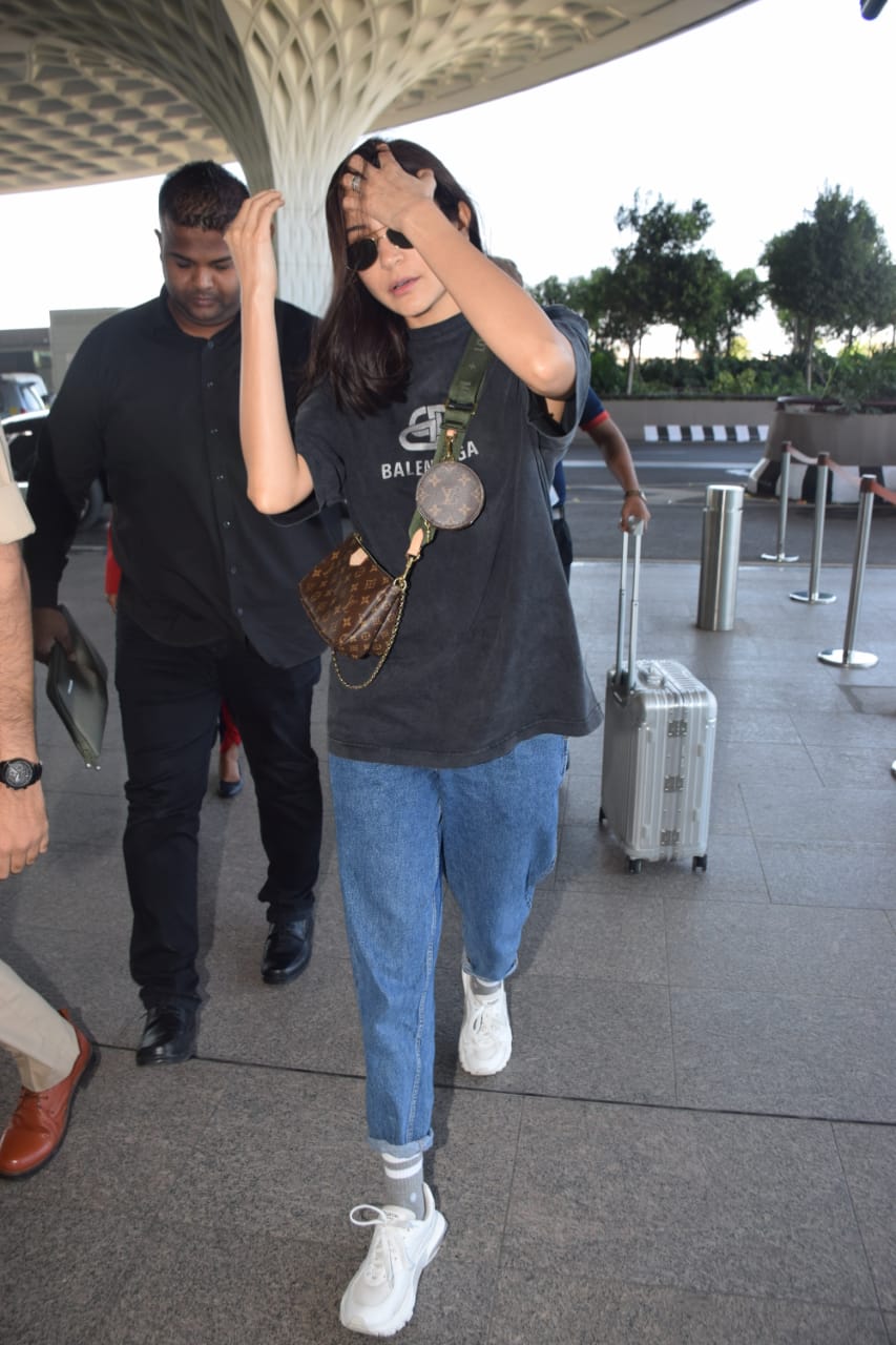 Anushka Sharma flies out of Mumbai in a slouchy T-shirt, jeans and Louis  Vuitton bag