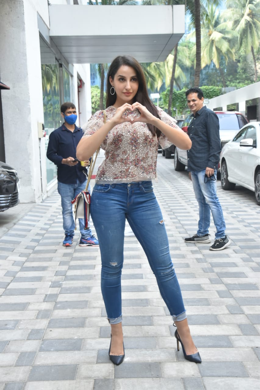 Nora Fatehi pairs ₹4 lakh bag with chic white crop top and denims, see pics