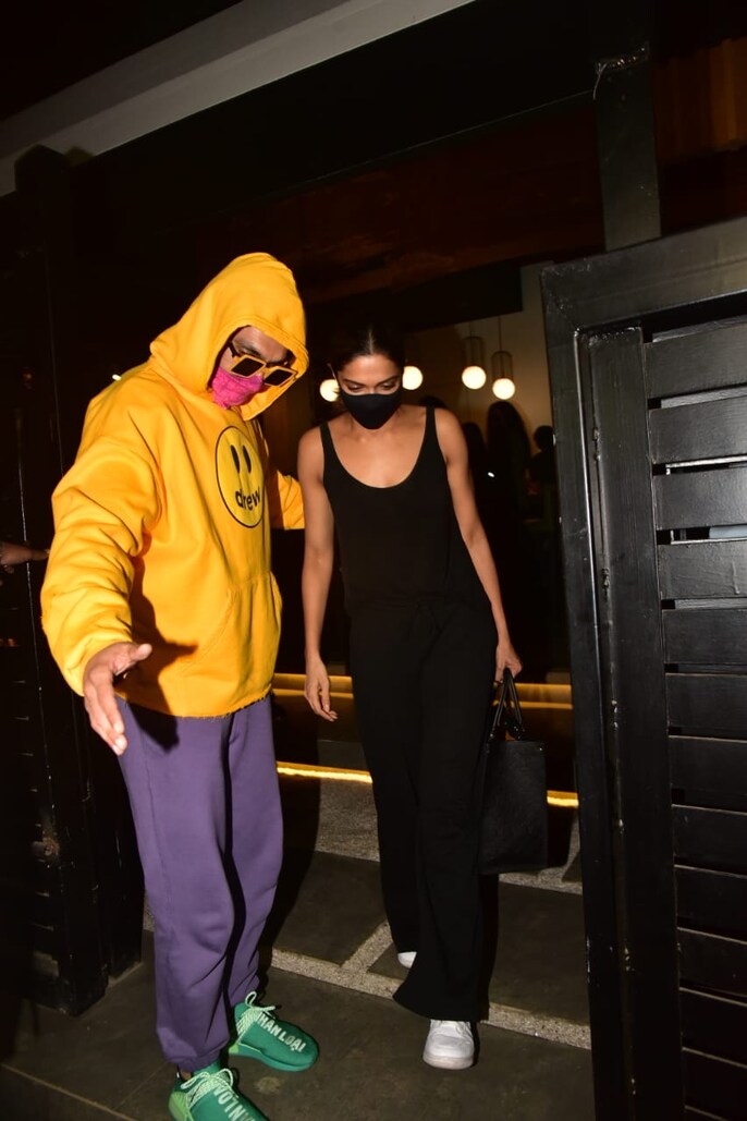 Ranveer Singh And Deepika Padukone Step Out For A Date Night In Mumbai ranveer-singh-and-deepika-padukone-step-out-for-a-date-night-in-mumbai