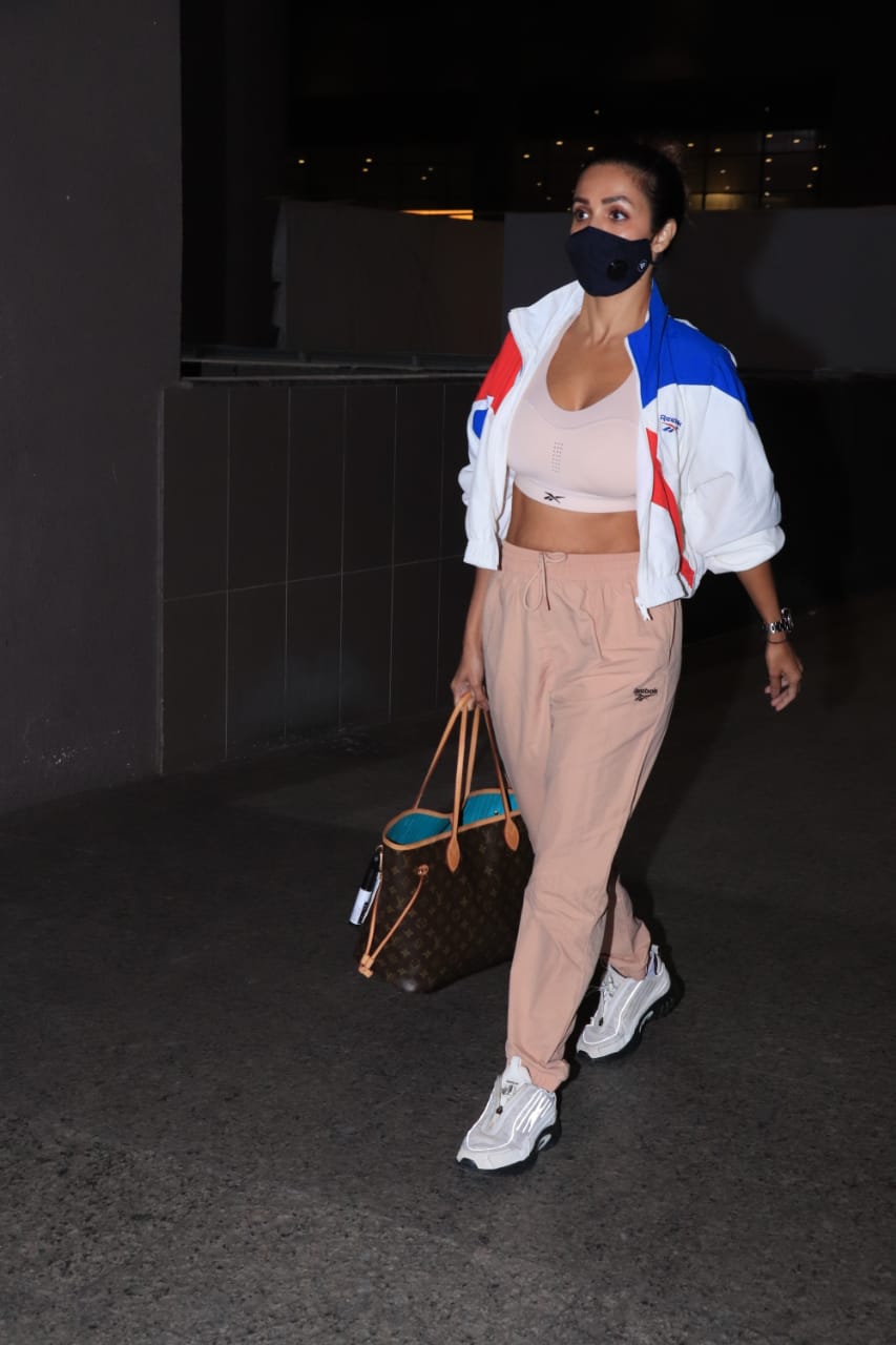 Malaika Arora in sports bra and joggers mixes gym fashion with airport  look. See pics - India Today