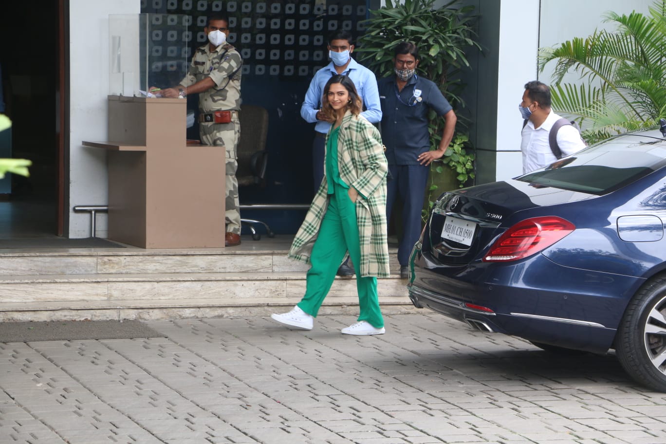 Deepika Padukone Looked Stylish & Comfortable At Airport – Lady India