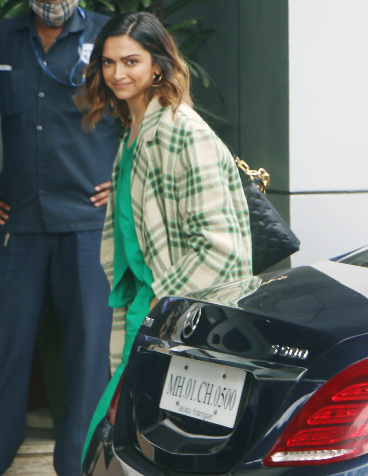 Deepika Padukone Looked Stylish & Comfortable At Airport – Lady India