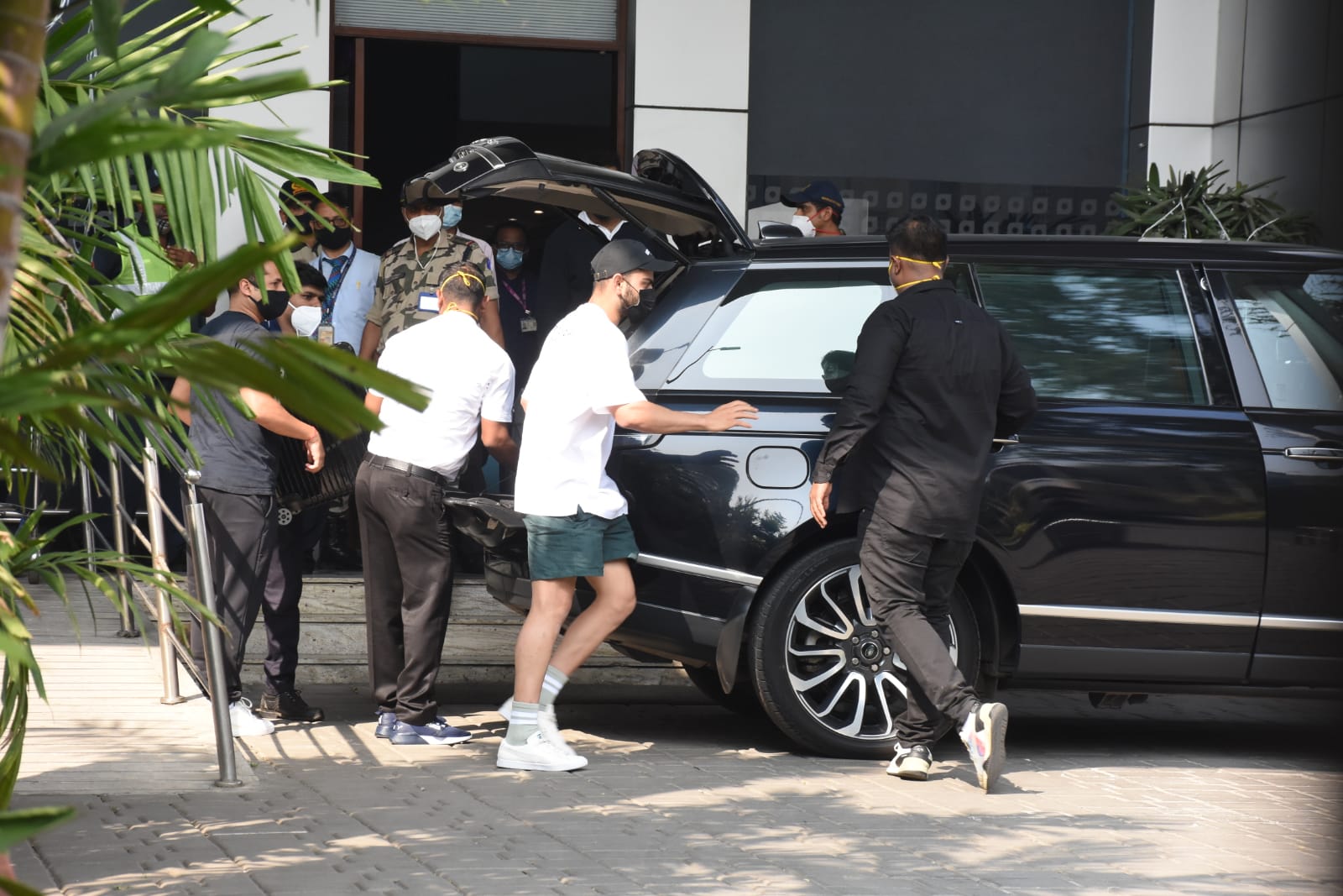 Anushka Sharma Virat Kohli Spotted With Daughter Vamika At Airport