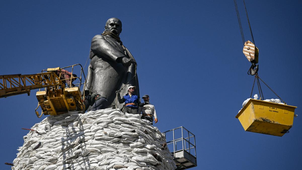 Sandbags pile up to save statue of Ukraine's national poet amid war