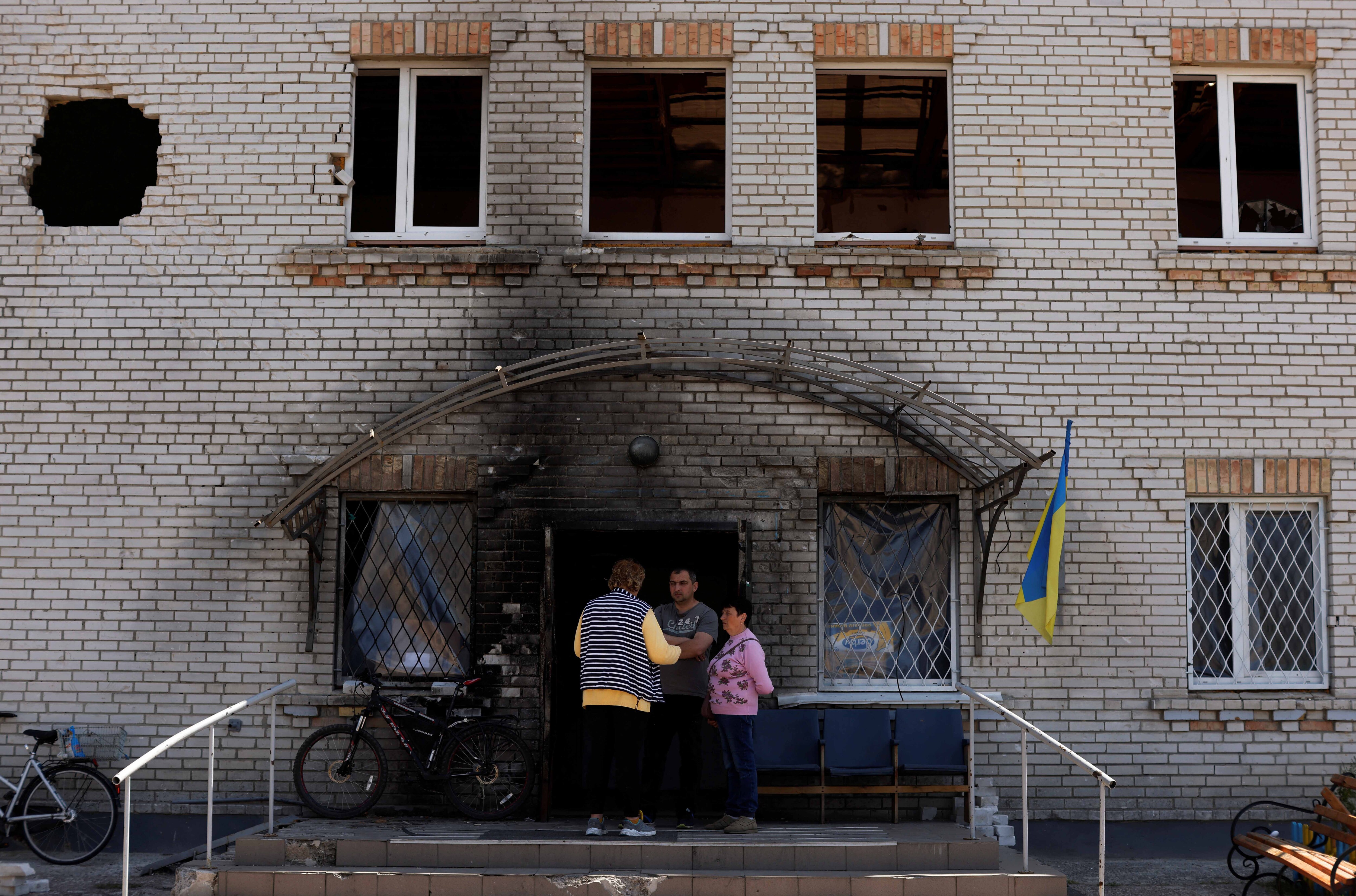 Ukrainians return to village retaken from Russians | Pics Ukrainians return to village retaken from Russians | Pics