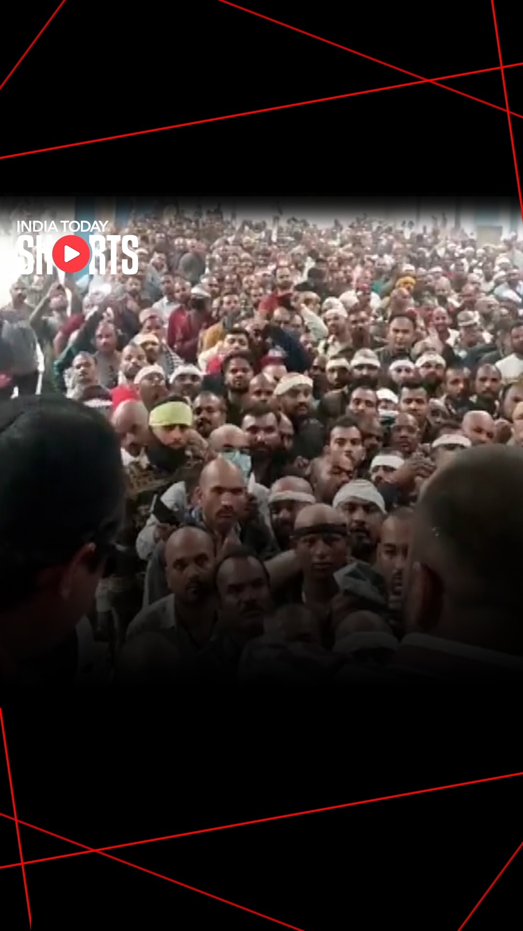 https://akm-img-a-in.tosshub.com/indiatoday/images/short_video/202502/huge-crowd-for-magic-oil-in-indore--seller-disappears-253432312-9x16.png?VersionId=njC69oeQVvCAJ1CNRxnmoKdi3uDdMWSV